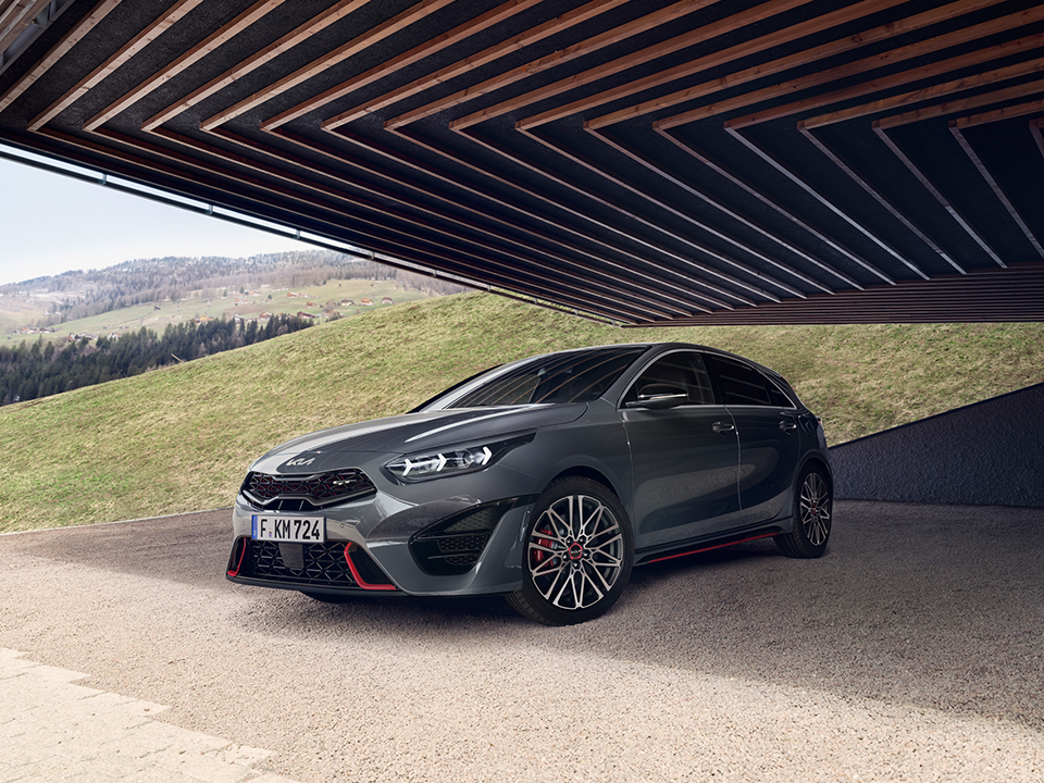 Un design unic, inspirând performanță cu jante standard de 18 inch