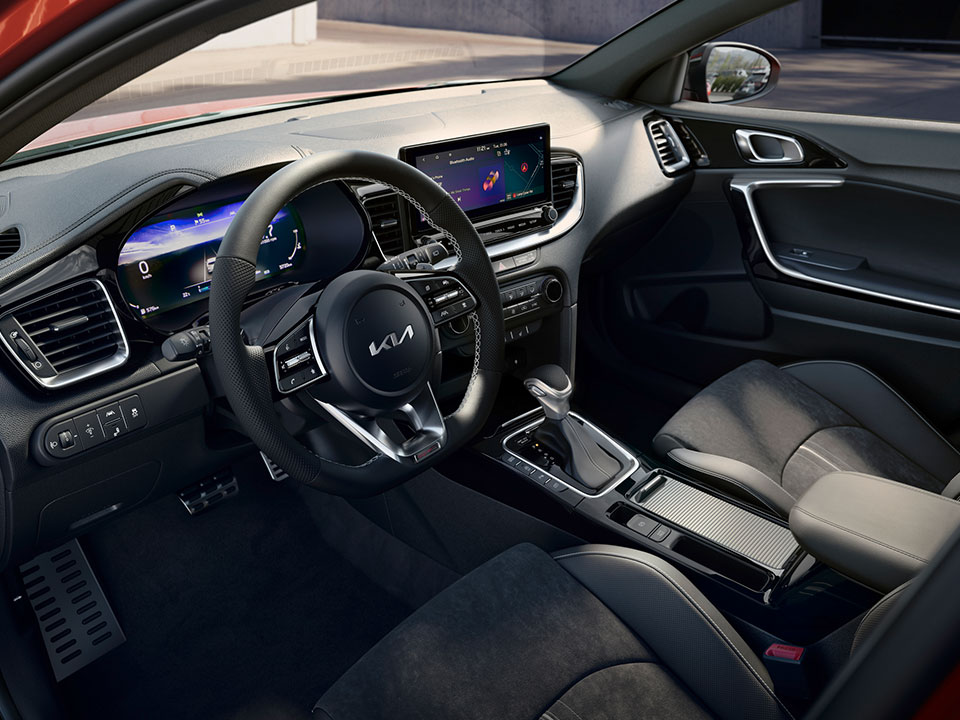 Scaune sport Kia, finisate cu cusături roșii, inscripționate cu logo-ul GT