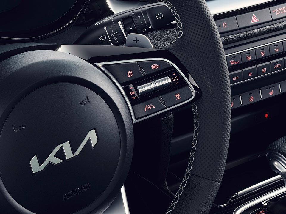 Volan multifuncțional cu padele pentru un condus mai sportiv